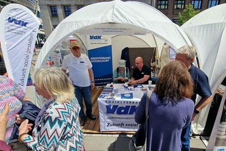 Außenaufnahme des Messestands vom VdK Düsseldorf mit vielen Besuchern