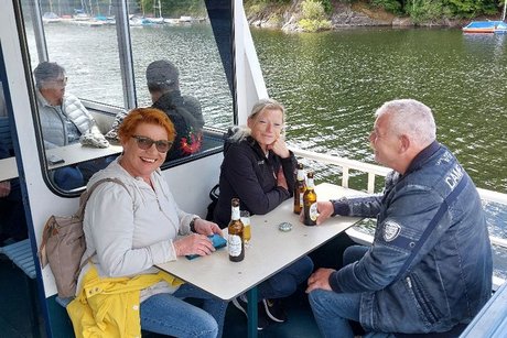 Personen auf der Schifffahrt des Rursee