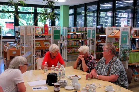 Interessierte Teilnehmerinnen und Teilnehmer informierten sich beim Digitalen Stammtisch in der Stadtbibliothek Homberg-Hochheide über die Nutzung digitaler Bibliotheksangebote. Interessierte Teilnehmerinnen und Teilnehmer informierten sich beim Digitalen Stammtisch in der Stadtbibliothek Homberg-Hochheide über die Nutzung digitaler Bibliotheksangebote.