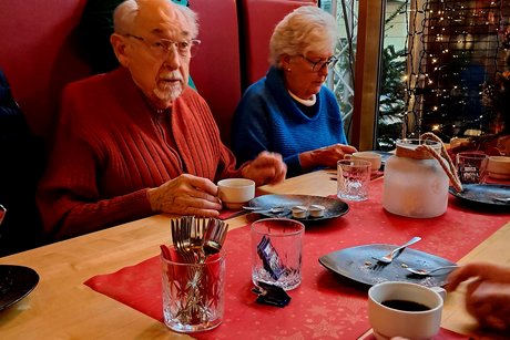 Mitglieder beim Kaffee trinken