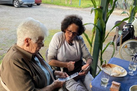 Mitglieder sitzen gemütlich beisammen