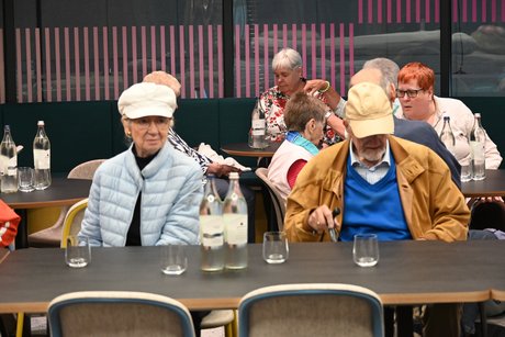 Teilnehmer im Haus der Geschichte bei der Begr&uuml;&szlig;ung