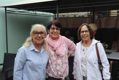 Grillnachmittag vom VdK Ortsverband Altendorf gemeinsam mit dem Ortsverband Borbeck. Von links nach rechts: Andrea Grimm (Vorsitzende VdK Ortsverband Altendorf), Heike Neumann (Vorsitzende VdK Ortsverband Borbeck und Angelika Krampe (stellvertretende Vorsitzende VdK Ortsverband Borbeck).