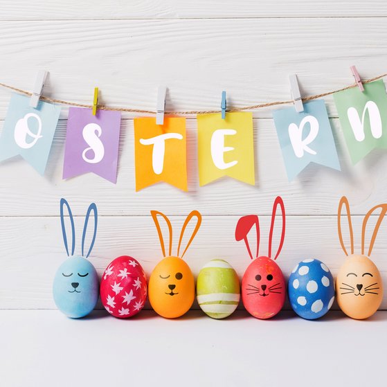 Bunte Hasen aus Ostereiern stehen nebeneinander unter einer bunten Buchstaben-Girlande mit dem Wort "Ostern". Unten links im Bild das VdK-NRW-Logo.