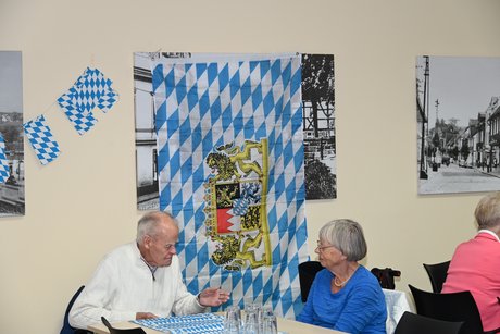 Mitglieder sitzen an einem Tisch bei einer Unterhaltung