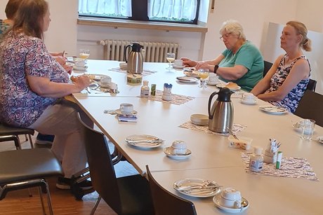 Mitglieder beim Frühstück