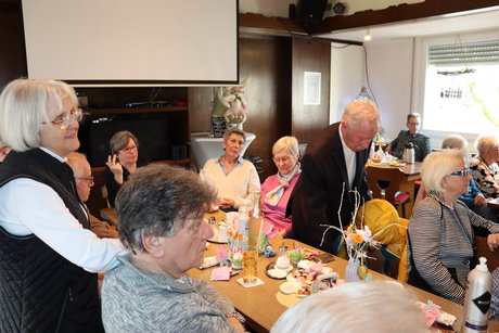 Vorstandsmitglieder von links nach rechts: Vorne Heidi und Siggi Bischof, dahinter Paul Kirschmer, Simone Riedrich, Uschi Kasper, Hildegard Goebel, Wolfgang und Erika Lorenz. Im Hintergrund am Fenster Ehrengast Michael Stawicki vom Kreisverband Rhein-Ruhr.