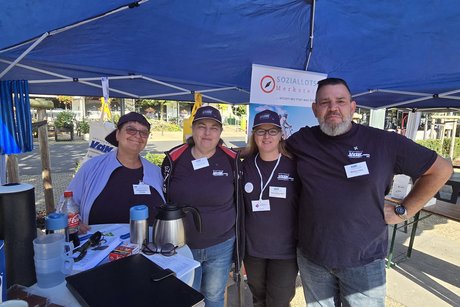 4 Personen, drei Frauen und ein Mann am Stand des VdK