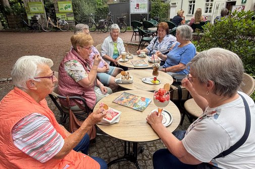 Ein Besuch im Eiscafé Das Foto zeigt Menschen im Eiscafé