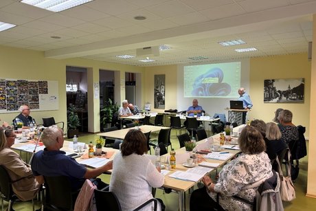 Menschen hören ein Vortrag