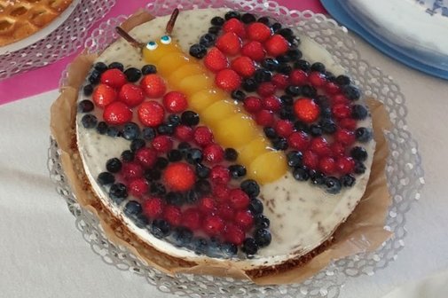 Abgebildet ist ein Kuchen mit einem Schmetterlingsmotiv