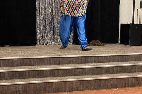 Clown Künstler in Bunten Clownkostüm auf der Bühne