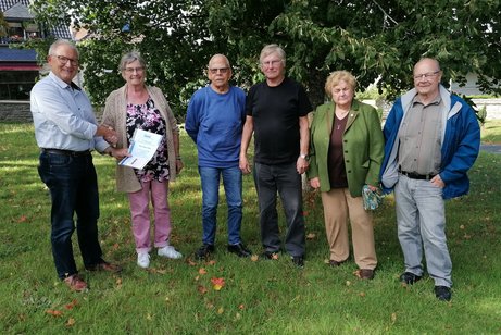 OV - Vorsitzender und f&uuml;nf Jubilare auf einer Wiese