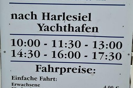 Abfotografierte Tafel mit den Abfahrtszeiten und Preisen des Raddampfers Concordia II nach Harlesiel.
