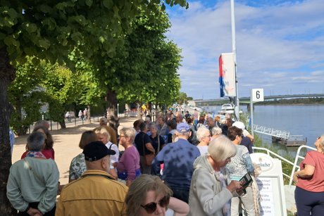 Teilnehmer warten in Bonn auf das Schiff