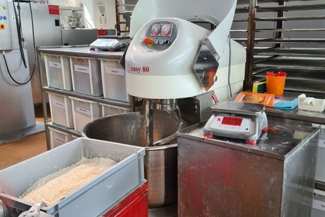 Besuch bei Bäckerei Peter. Maschine in der Backstube von Bäcker Peter.