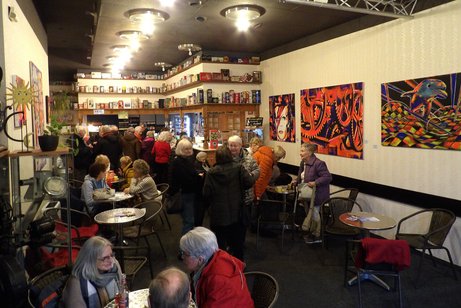 Besucher im Vorraum vom Filmriss