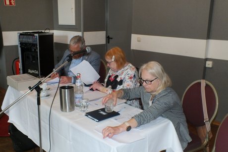 Jahreshauptversammlung 2026 Ein Mann und 2 Frauen siten an einem Tisch vor Unterlagen.