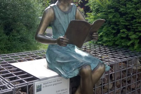 Eine Bronzefigur im Kunstgarten
