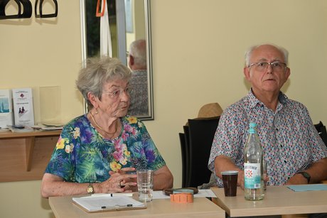 Zwei Vorstandsmitglieder sitzen an einem Tisch