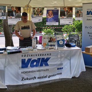 Beisitzer Lothar Wusthoff am VdK-Stand bei AWO-Sommerfest