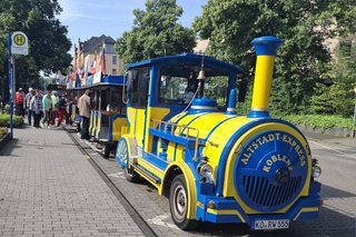 Bimmelbahn an der Haltestelle