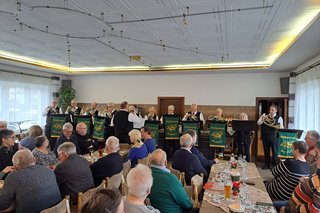 Mitglieder des VdK OV Sundern sowie des Waldhorncorps Sundern