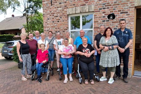 Gruppenfoto Brotbacken VdK Teilnehmer als Gruppe zusammenstehend