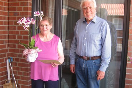 Mit einem Blumenschmuck bedankte sich Norbert Klapper für ihre Treue zum VdK bei Dorothea Lau.