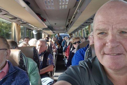 Blick in den Bus mit den Teilnehmern der diesjährigen Spargelfahrt. Vorne rechts im Bild der neue Vorsitzende des Ortsverbandes, Carsten Bernhardt.