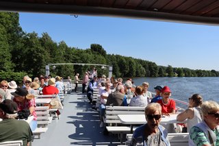 Mitglieder und Gäste aus mehreren Ortsverbänden auf dem Außendeck.