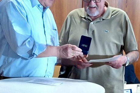 Peter Jeromin zeichnet Rudi Paschke mit der goldenen Verdienstnadel aus