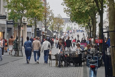 Menschen gehen durch die Innenstadt von Maastricht / Niederlande