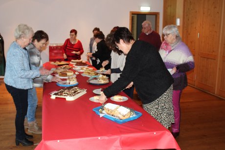 Mitglieder suchen Kuchen aus