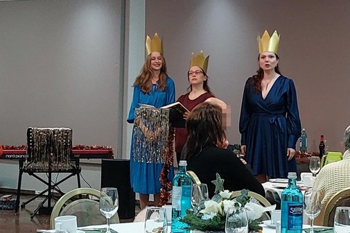 Die drei K&uuml;nstlerinnen w&auml;hrend ihrer "K&ouml;lschen Weihnacht"