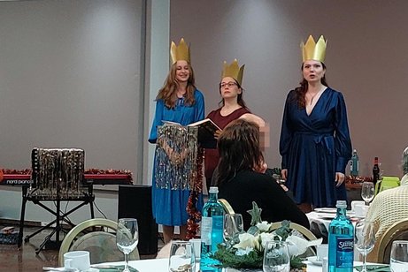 Die drei K&uuml;nstlerinnen w&auml;hrend ihrer "K&ouml;lschen Weihnacht"