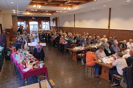 Der gut mit G&auml;sten gef&uuml;llte Saal Pooth