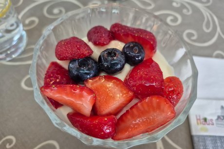 Eis mit Beeren