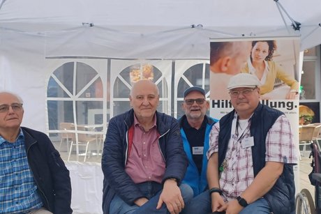 Vier VdK-Mitglieder sind am Info-Stand