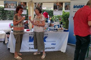 Von links nach rechts: Kassiererin Ursula Brinkmann und Kassenprüferin Monika Wöhlert vor dem VdK-Infostand beim AWO-Sommerfest 2023.