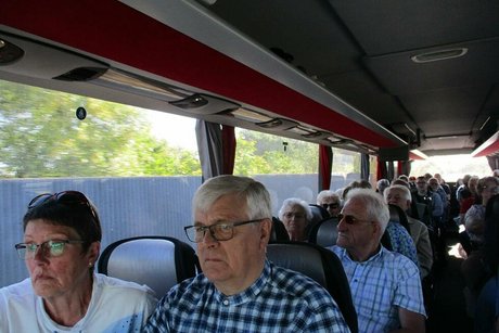 Eine Gruppe Menschen sitzt in einem Reisebus.