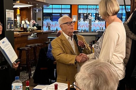 Jubilar-Ehrung, ein Mann gratuliert einer Frau.