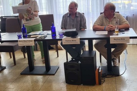 ...unsere Vorsitzende spricht ...unsere Vorsitzende spricht