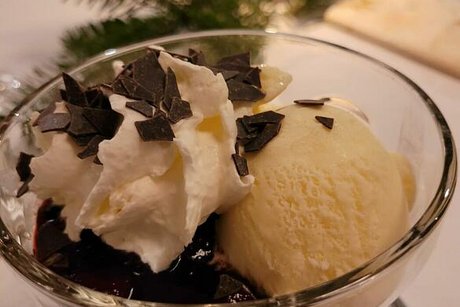 Nachtisch mit Sahne und Eis.
