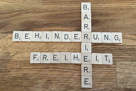 Schriftzug "Barriere-Freiheit-Behinderung"