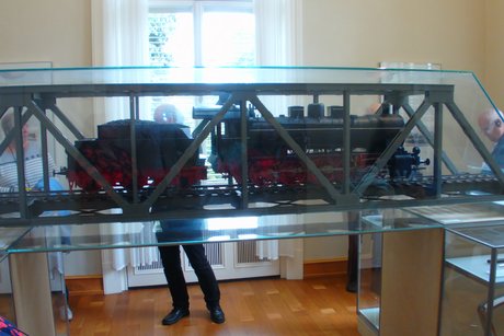 als Modell, eine Eisenbahnbrücke aus Kruppstahl !