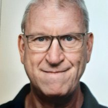 Abgebildet ist Ernst Osterhage. Er hat kurze graue Haare und ist Brillenträger.