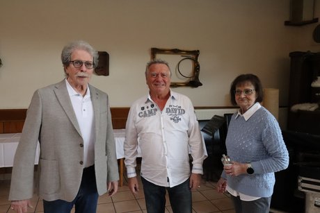 Frühlingsfest Zwei Männer und eine Frau stehen nebeneinander für ein Foto.