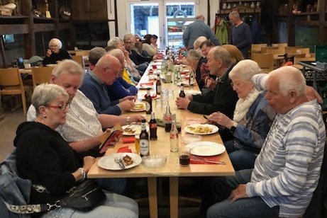 Die Mitglieder ließen sich den Reibekuchen schmecken