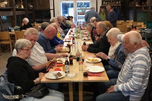 Die Mitglieder ließen sich den Reibekuchen schmecken
